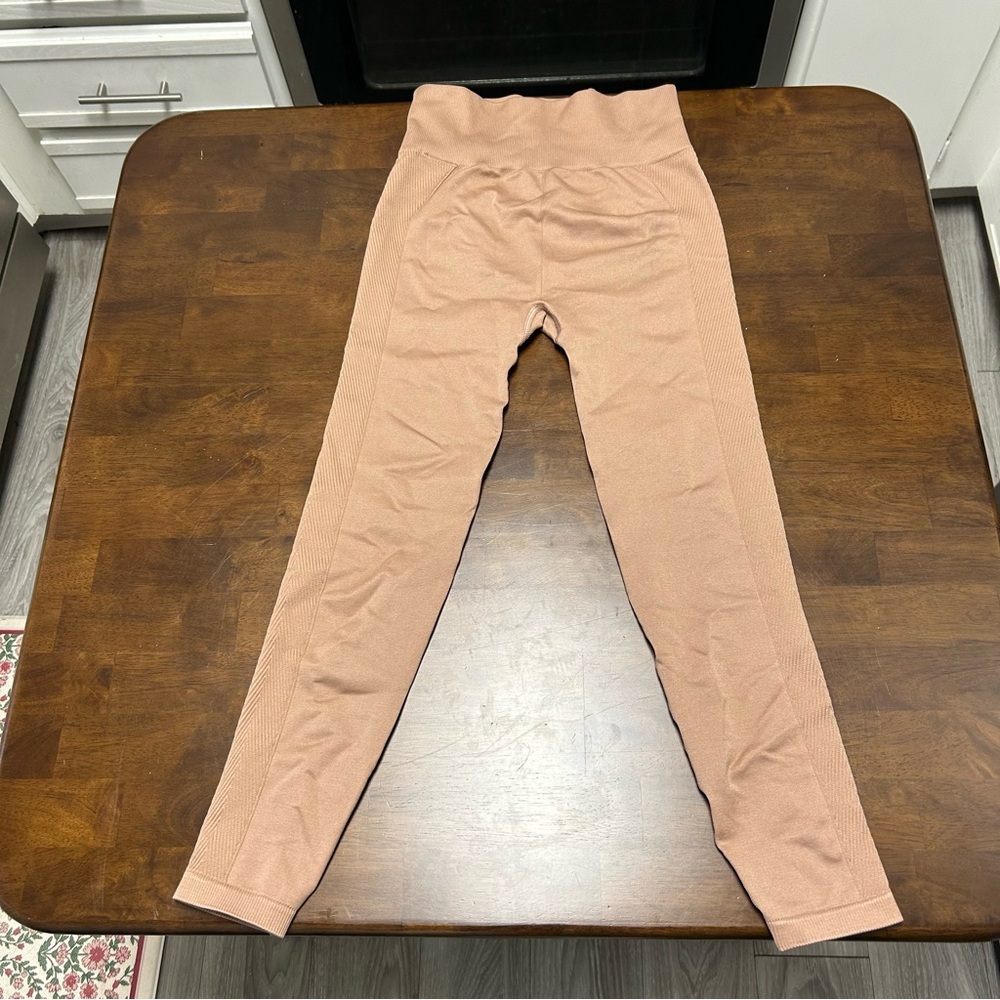NWT Abercrombie YPB seamlessCORE 7/8 Length Leggings in Willow Taupe Size S - Picture 3 of 13